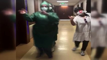 Koronayı yenen hemşire penguen dansı ile taburcu oldu