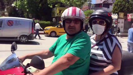 Trafik kazasında bir kişi yaralandı, meraklı vatandaşlar sosyal mesafeyi umursamadı