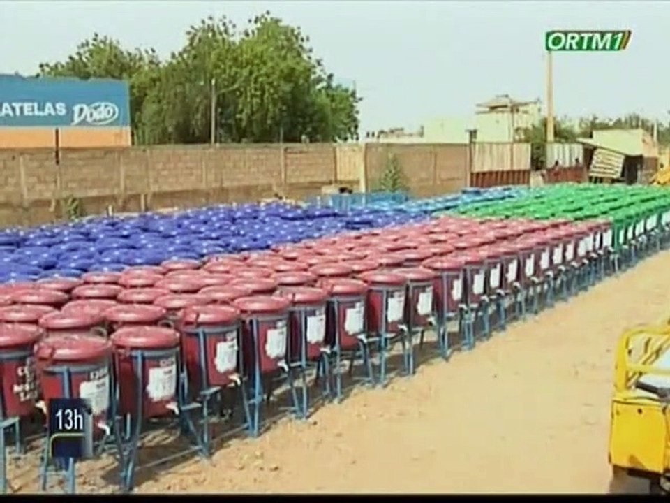 ORTM / Kaye - Don de kits de lavage des mains et de combinaisons par le PDG du Group D et Sans aux agents de santé