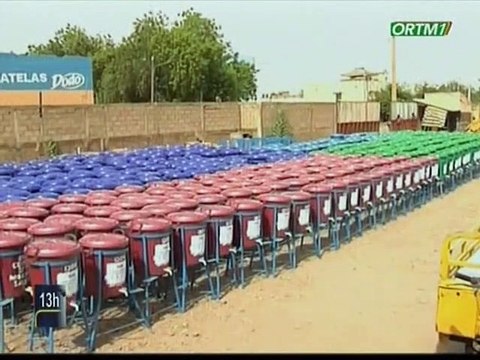 ORTM / Kaye - Don de kits de lavage des mains et de combinaisons par le PDG du Group D et Sans aux agents de santé