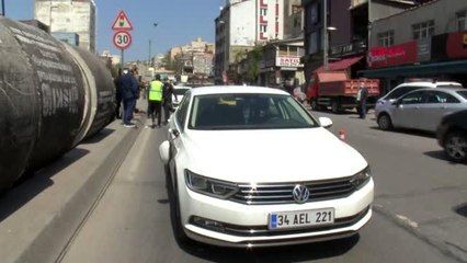 BEYOĞLU'NDA YOLUN KARŞISINA GEÇMEYE ÇALIŞAN ADAMA ARABA ÇARPTI