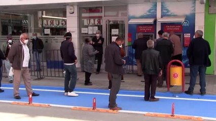 Yasağın ardından vatandaşlar bankalara koştu