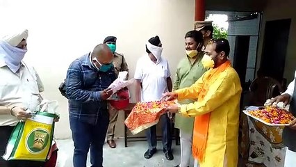 सभासद ने कोरोना  फाइटर्स पर फूलों की वर्षा कर दो लाख का  बॉन्ड सौंपा