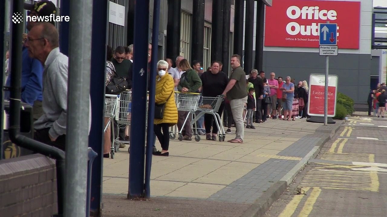 Large queues spotted at UK retail shop despite government's COVID-19 advice