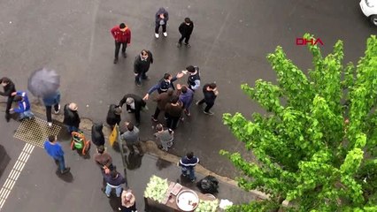 DİYARBAKIR Seyyar satıcılarla zabıta arasındaki gerginlikte sosyal mesafe unutuldu