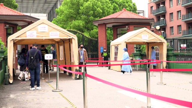 Los estudiantes chinos vuelven a clase con grandes medidas de seguridad y temor al coronavirus