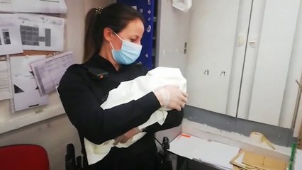 Abandonan a un bebé de días en el carro de un hipermercado