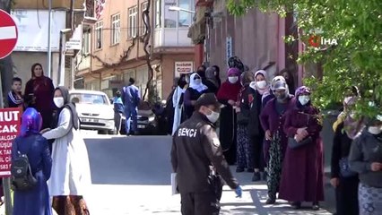 Uzun kuyruğun oluştuğu Kızılay'ın yardımı sosyal mesafe denetimi ile yapıldı
