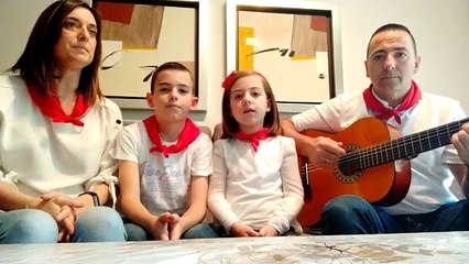 Familia navarra que canta 'Volver' desde su casa de Madrid