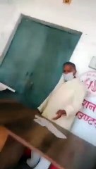 गोपाल गंज सी एच सी का स्वास्थ्य कर्मी गरीबों के जेब मे डाल रहा डाका