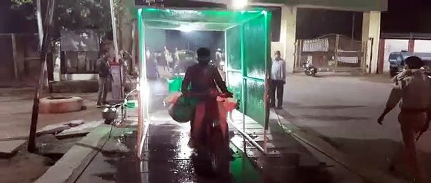 झाँसी सब्जी मंडी में लगाई गई सेनेट्राइज़ मशीन ,मंडी प्रशासन की पहल