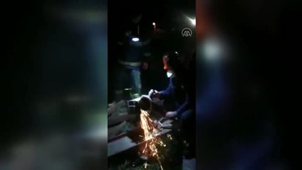 Demir boruya sıkışan oğlağı itfaiye kurtardı