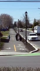 Des policier replacent la chaîne d'un vélo