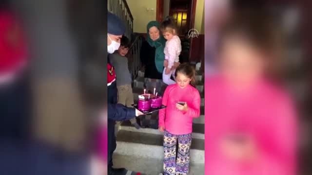 Sağlık çalışanının kızına jandarmadan doğum günü sürprizi