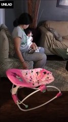 Une maman exténuée berce son bébé... enfin presque