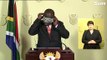 Le président sud-africain n'arrive pas à mettre son masque et c'est très drôle