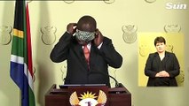 Le président sud-africain n'arrive pas à mettre son masque et c'est très drôle