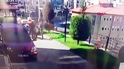 Site yöneticisini yere yatırıp, ters kelepçe takan polislere inceleme