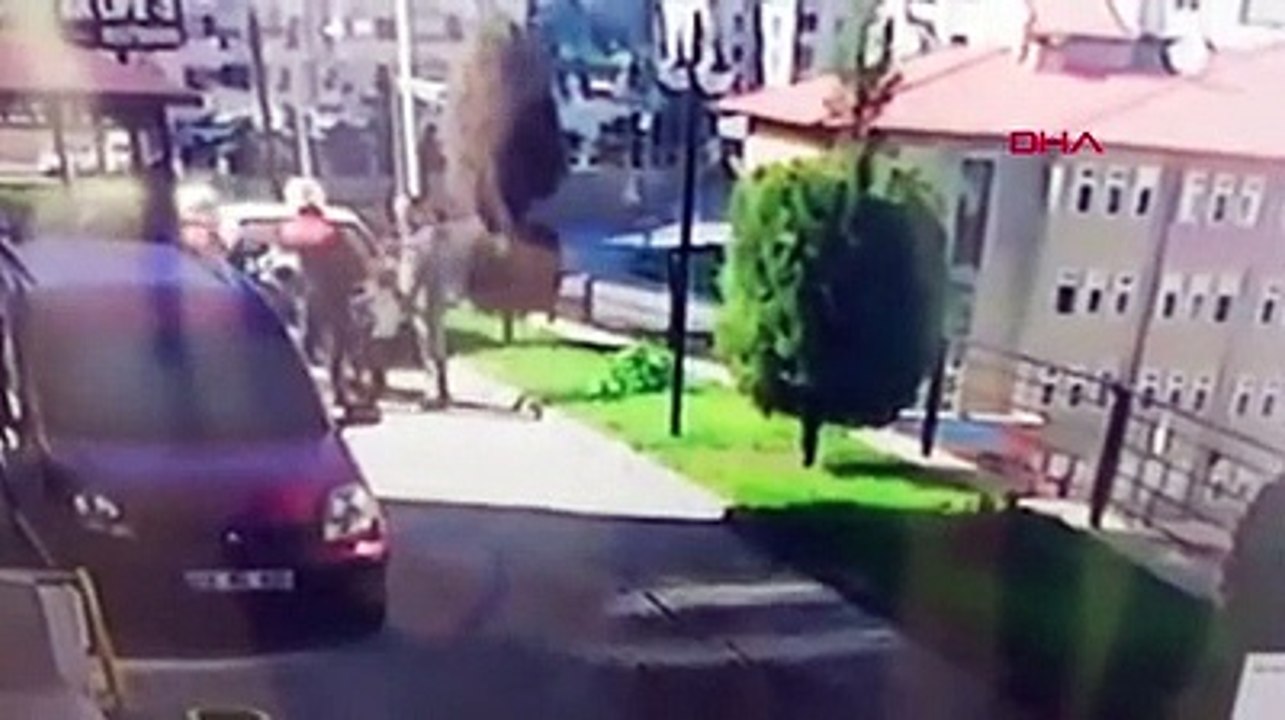 Site yöneticisini yere yatırıp, ters kelepçe takan polislere inceleme