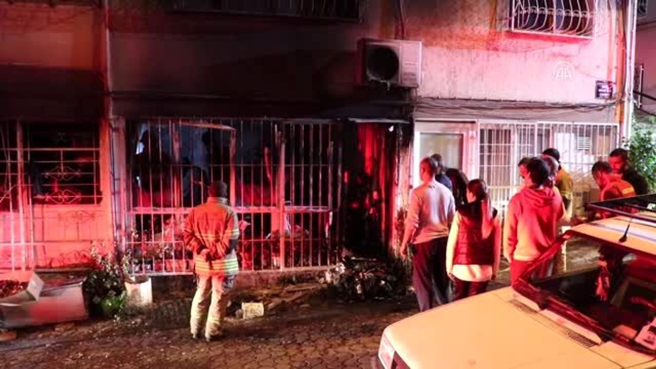 Ev yangınında dumandan etkilenen kişi hastaneye kaldırıldı