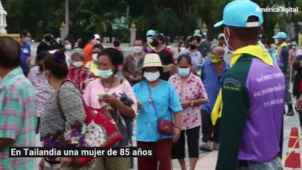 Mujer en Tailandia regala dinero en efectivo a familias afectadas por COVID-19