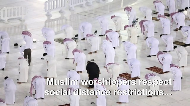 Mecca worshippers adhere to physical distancing during Ramadan prayers