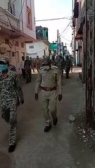 कोरोना संक्रमित इलाके में पुलिस का फ्लैग मार्च