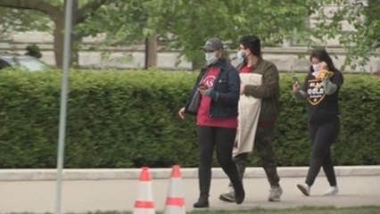 EE.UU. roza el millón de casos de COVID-19 mientras varios estados reabren