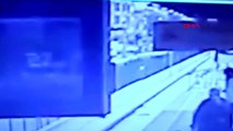 BURSA Metroda bayılan gencin raylara düşme anı kamerada