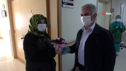 Korona virüsü yenen 58 yaşındaki karı-koca alkışlarla taburcu oldu