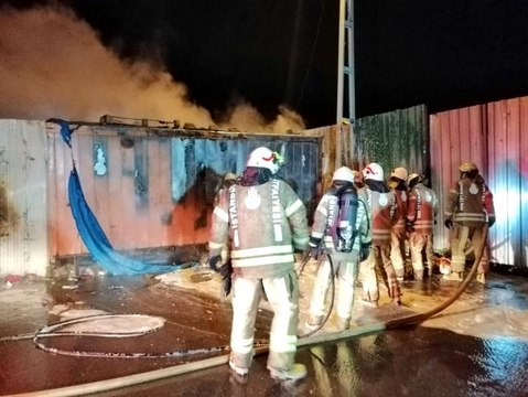 Hurdalık alanda çıkan yangın için itfaiye ekipleri seferber oldu