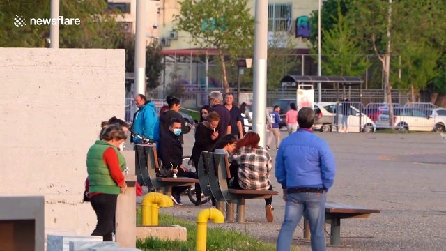 Gradual lift of coronavirus measures sees Greeks congregating in crowds