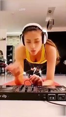 Võ Hoàng Yến vừa tập thể thao vừa làm DJ.