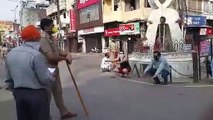 कानपुर में लॉकडाउन तोड़ने वालों की सड़क पर लगी योगा क्लास, देखिए वीडियो