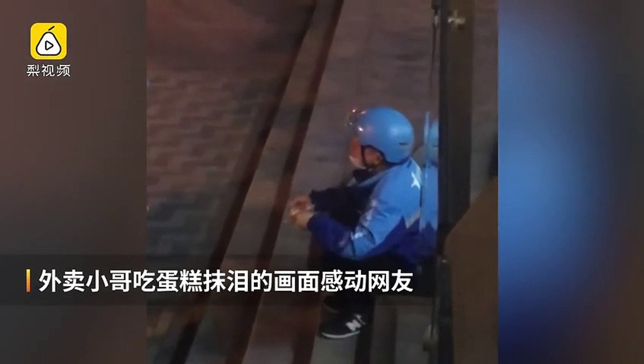 Shipper vừa ăn bánh vừa khóc ngoài lề đường tại Vũ Hán