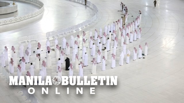 Virus: Muslim worshippers pray respecting social distance in deserted Mecca