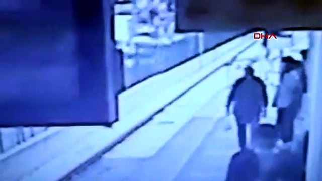 Metro istasyonunda bayılarak raylara düştü