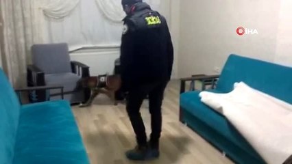 Yatak odasına gizlenen 102 kilo eroin Zeyna'ya takıldı