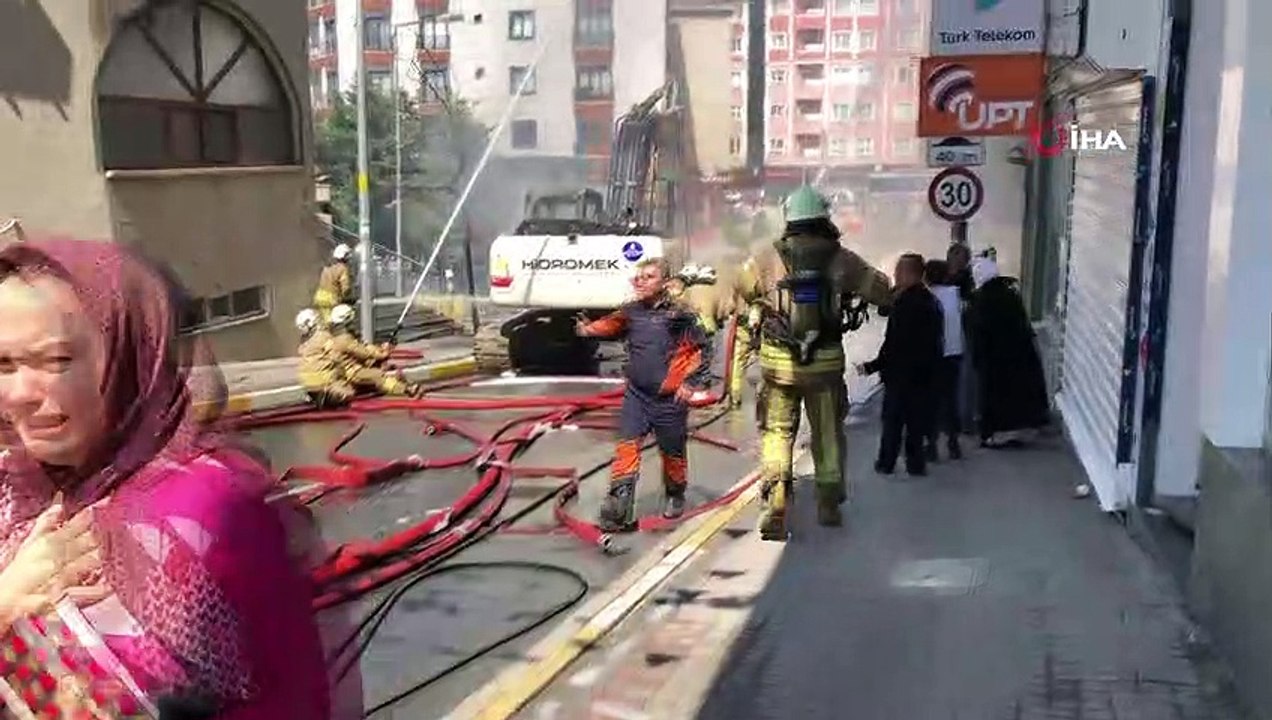 Beylikdüzü Gürpınar’da doğal gaz patlaması meydana geldi. Olay yerine çok sayıda itfaiye ekibi sevk edilirken patlamanın etkisiyle alevler metrelerce yükseğe ulaştı.