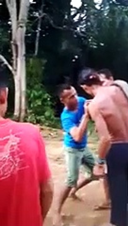 Il joue avec un serpent Cobra Royal !