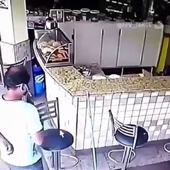 Immunisé ? Il boit le savon directement à la bouteille !