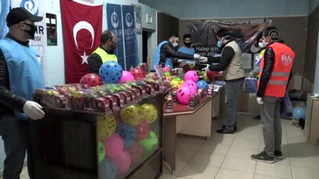 Ağrı Vefa grubu ile Beşir Derneği çocukları oyuncakla sevindiriyor