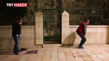Filistinliler teravih namazını Mescid-i Aksa’nın kapılarında kılıyor