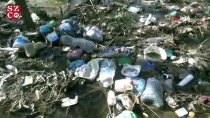 Derenin taşmasıyla köyün tüm çöpleri bahçesinde birikti