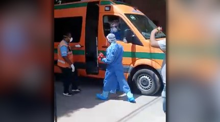 قبل نقلهم للعزل.. توزيع ورود على مصابي كورونا بمستشفي حميات قنا