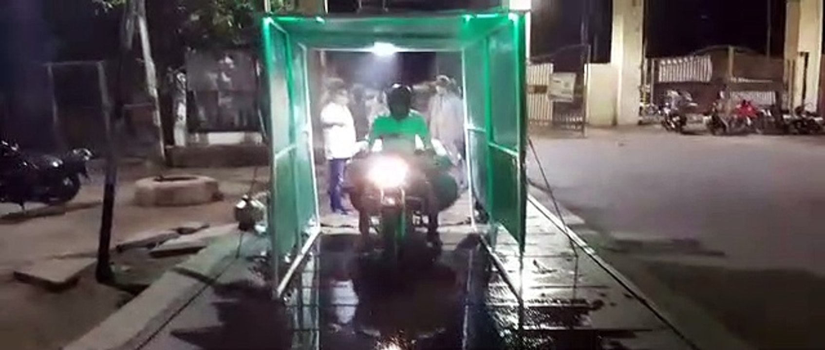 झाँसी में कोरोना को लेकर जागरुकता, सैनिटाइजर मशीन से किया जा रहा सैनिटाइजेशन