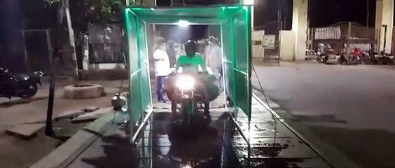 झाँसी में कोरोना को लेकर जागरुकता, सैनिटाइजर मशीन से किया जा रहा सैनिटाइजेशन