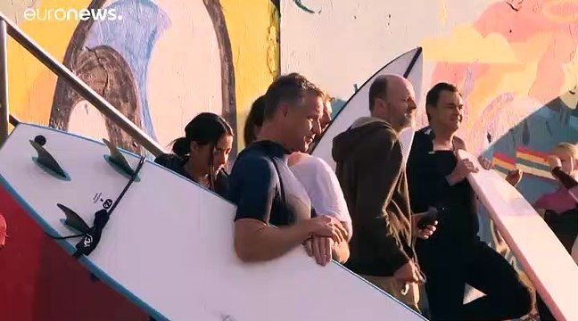 Coronavirus: Swimmers and surfers return to Sydney's Bondi Beach after COVID-19 lockdown