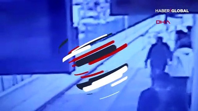Fenalaşıp raylara düşen gençten acı haber... Korku dolu anlar kamerada