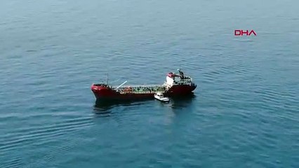 Zeytinburnu açıklarında onlarca gemi salgının bitmesini bekliyor